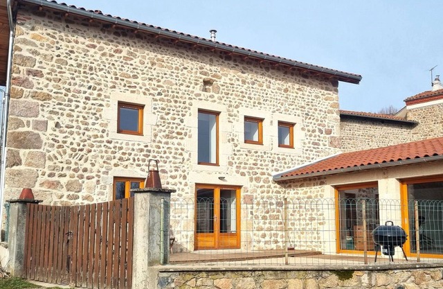 Spacious cottage with panoramic views, close to nature