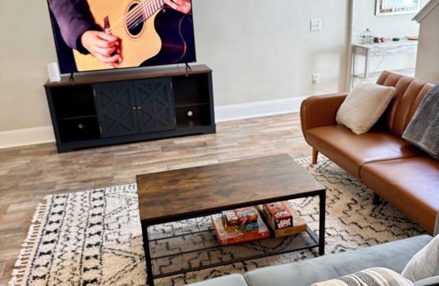 Spacious, Cozy and Clean! 15 miles to Downtown Houston, 18 miles to IAH.