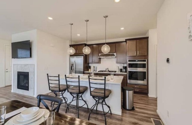 Spacious Cozy Retreat with Fireplace between Parker & Castle Rock