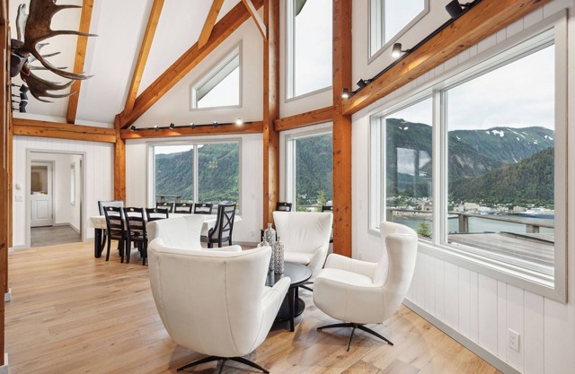 Spacious Custom Home With Extraordinary Views And Hot Tub