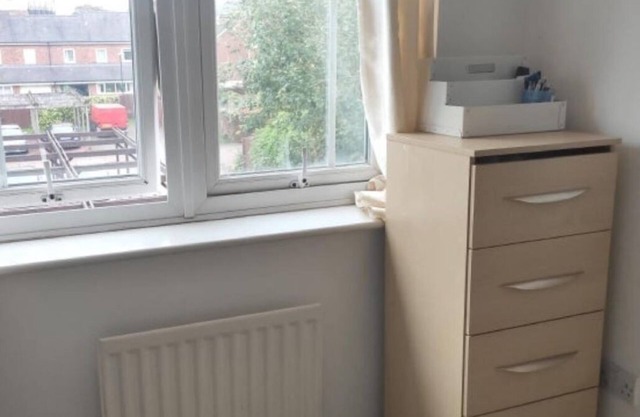 Spacious double room to let near city centre