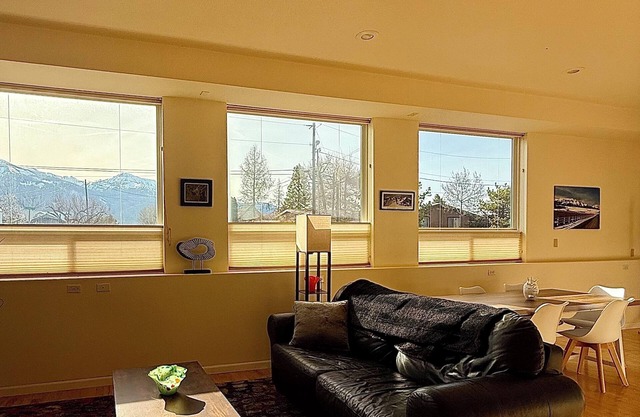 Spacious duplex unit with private SAUNA and a stunning mountain view in Joseph
