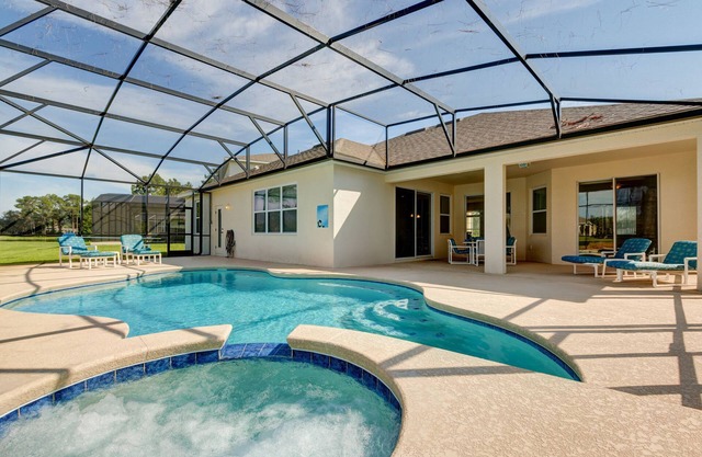 Spacious Exec Villa With Large Private Pool. Stunning Golf Course and Lake Views