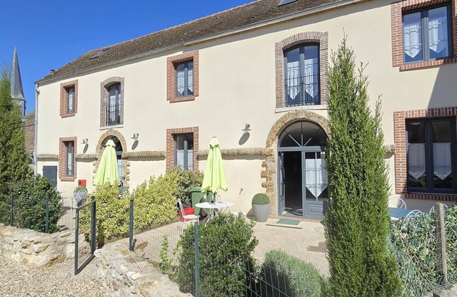 Spacious Farmhouse Retreat: 5BR, Modern Kitchen, Near Versailles, Normandie, with Internet & Parking