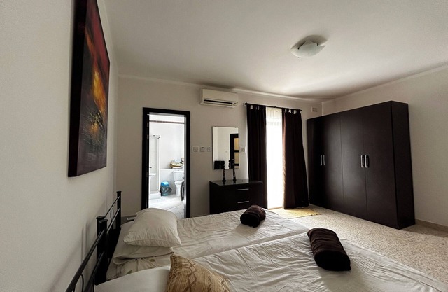 Spacious, Fully Airconditioned Apartment x 4 double Bedrooms