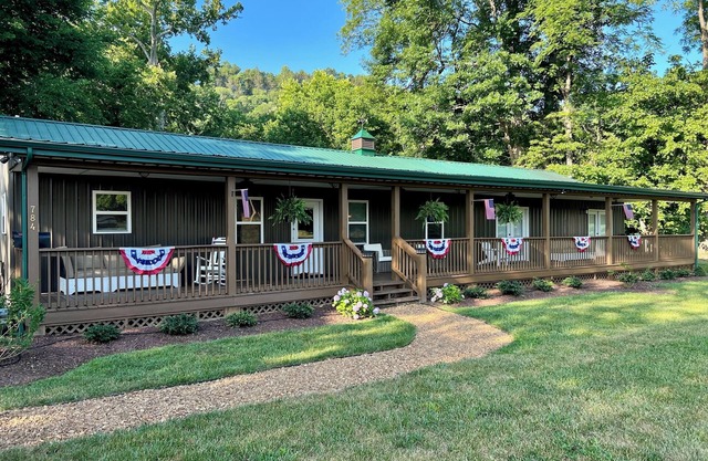 Spacious fully equipted 5-bedroom Riverfront Cabin on the Cumberland River.