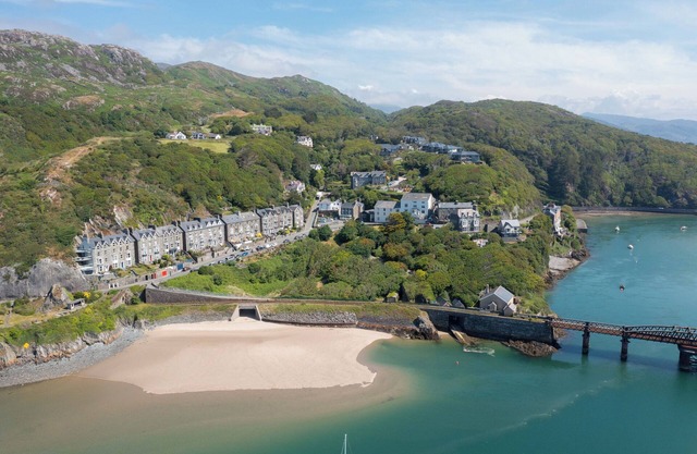 Spacious Grand Victorian Townhouse by the sea. Magnificent Views. Great Location