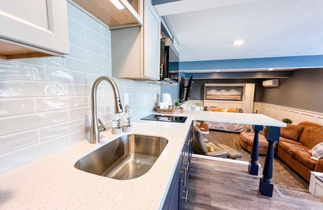 Spacious guest suite with a view - 2 minutes from LECOM and the Mall!