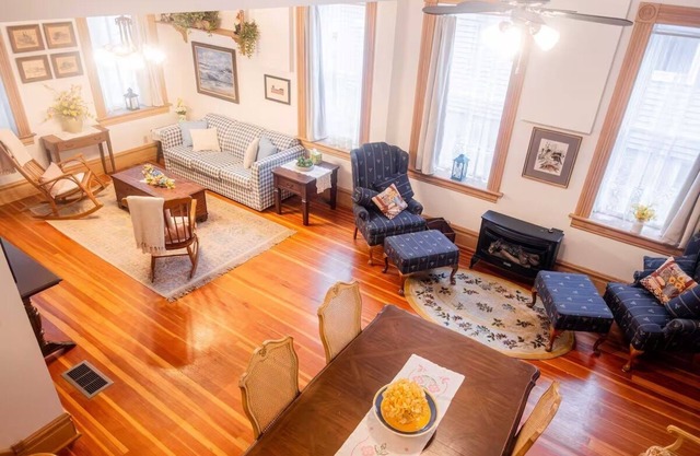 Spacious Historic Townhouse - Character for All