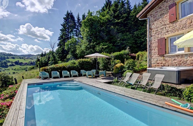 Spacious House with Pool, Spa, and Garden – Perfect for Families
