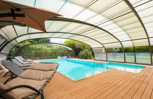 Spacious house with heated pool 7 minutes from the sea.