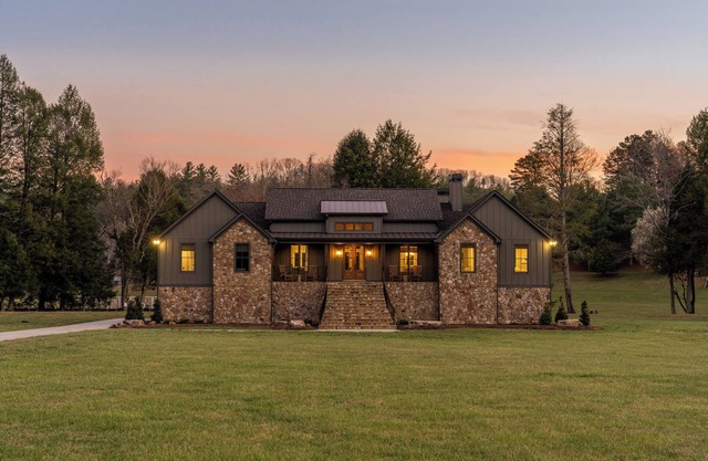 Spacious Home in Appalachian Mountains - Hot Tub, Firepit, on the Tocccoa River!