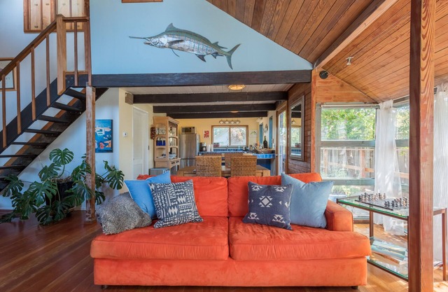 Spacious Home, Steps 2 Twin Lakes Beach & Harbor, Spa, Large deck, Wifi, Pets