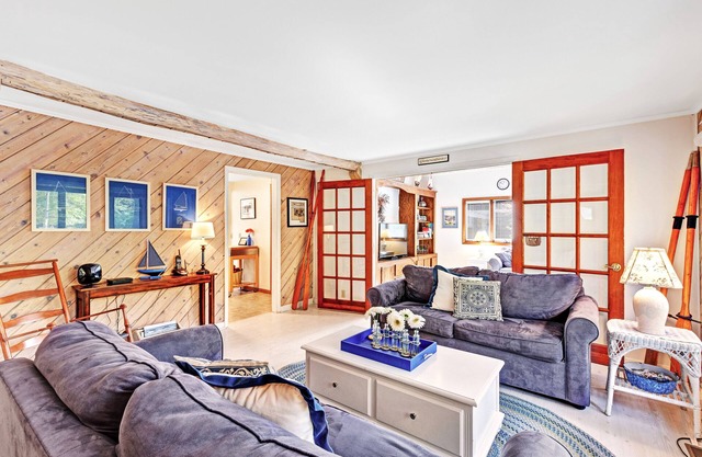 Spacious home under a mile to Douglas Beach Great for families or groups