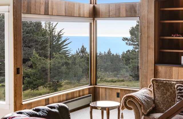 Spacious Home w/Ocean View, Wood Burning Fireplace, Shared Pools & Tennis