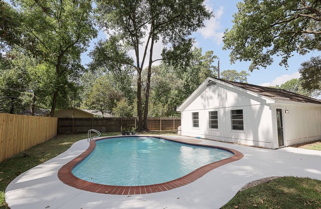 Spacious home with private pool-minutes from The Woodlands TX