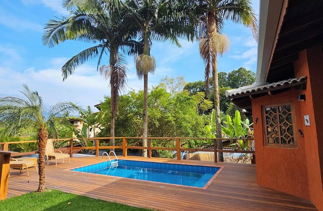 Spacious house with garden and heated pool. A paradise close to everything