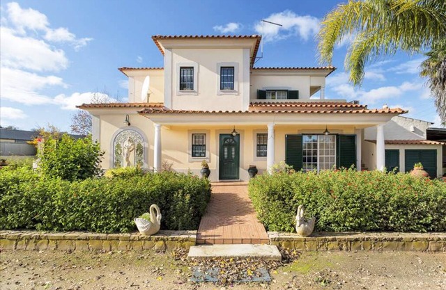 Spacious house with beautiful gardens, private pool, pool table and air conditioning.