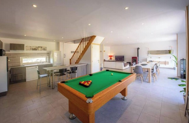 SPACIOUS HOUSE WITH JACUZZI AND SAUNA