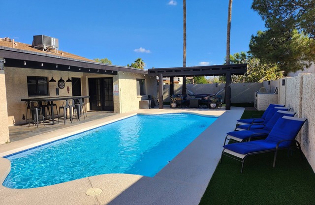 Spacious House with pool and 3 king size beds near A's & Cubs Spring Training !