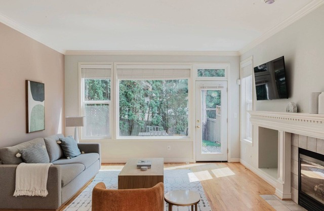 Spacious Issaquah 5BR w/Balcony, Laundry & Parking, by Blueground