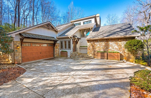 Spacious lake home with firepit, 3 fireplaces, pool table & shared amenities