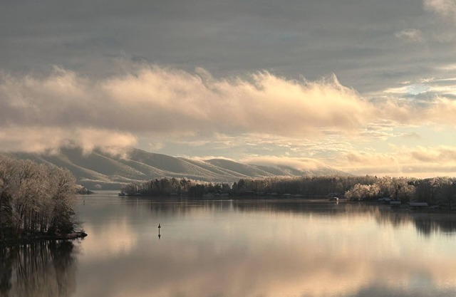 Spacious lakefront condo w/shared pool, hot tub, tennis court, private balcony