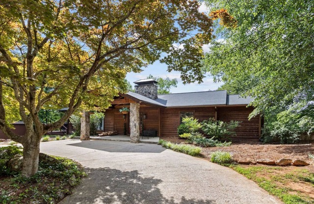 Spacious Lakefront *Gem* Pet & Family Friendly