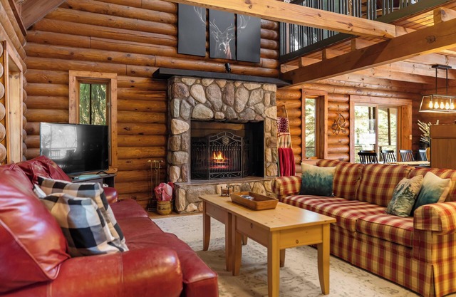 Spacious Log Cabin for 16+ at ThePinecrestChalet Hot tubs, air hockey, fireplace