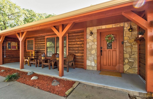 Spacious Log Cabin For Your Entire family!