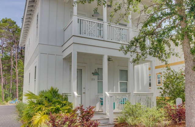 Spacious & modern home w/ shared pool near beach - snowbirds welcome