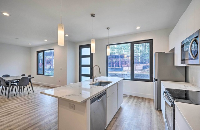 Spacious & Modern Townhome 6 Mi to Duke!