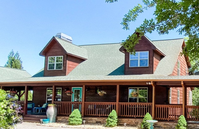 Spacious Mountain Cabin Near Lake/Hiking w/ Hot Tub/Game Room/Firepits/Sleeps8