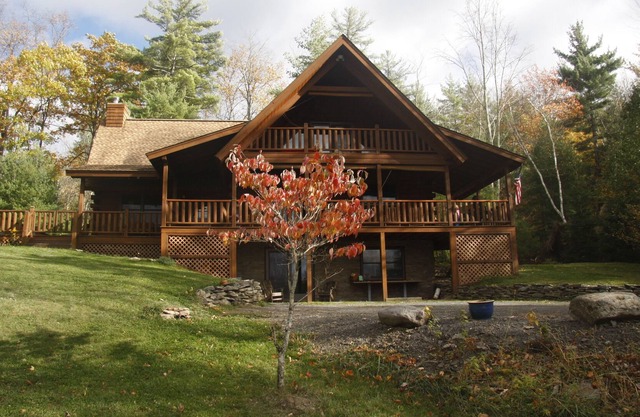 Spacious mountain home, sunset views, creek.