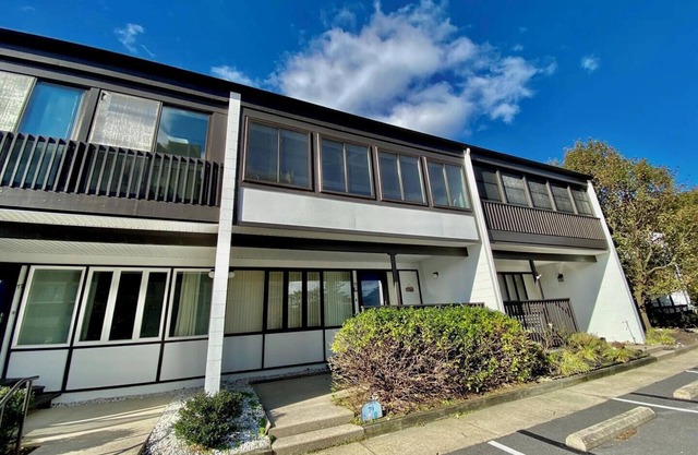 Spacious North Shores Townhome: Steps to Beach, Pool, Tennis, & Playground!