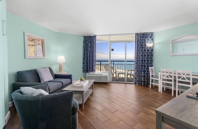 Spacious Ocean View King:11th Flr Hot Breakfast