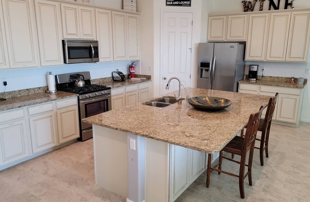 Spacious Open Concept w/pool for Spring Training, golf and leisure!