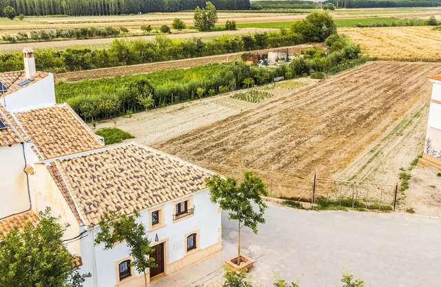 Spacious, quiet vacation home with panoramic views of the Sierra Nevada.