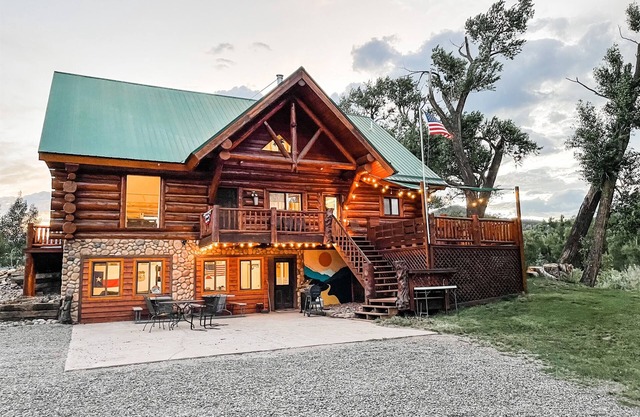 Spacious riverside Lodge Book now for winter ski trips- 20 miles to Wolf Creek