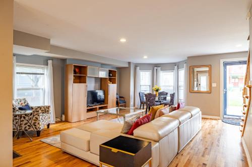 Spacious Row Home next Transit near Downtown w Parking