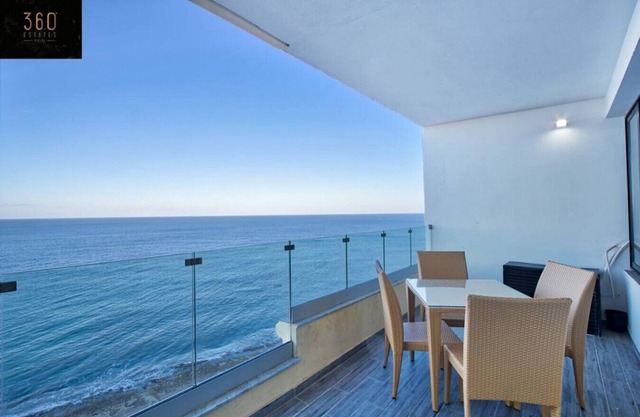 Spacious Seafront 3BR, Sliema