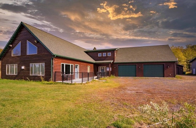 Spacious, Secluded Retreat with Rustic Charm