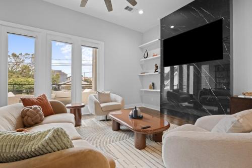 Spacious Sleek Modern Art Deco Gem in Downtown HTX