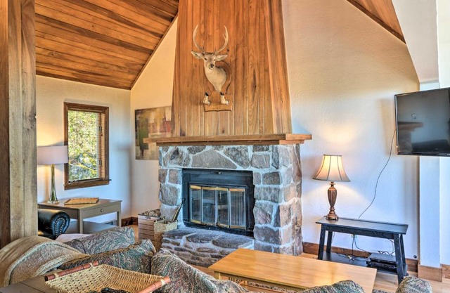 Spacious Snowshoe Cabin with Sunset Mtn Views!