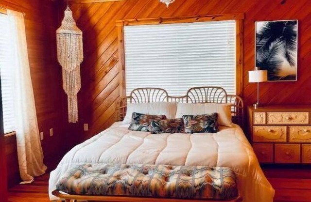 Spacious Southern Coastal OASIS on 1.5 property with kayaks, bikes, BBQ!