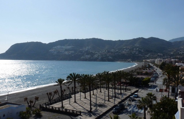 Spacious Spanish-style apartment in beach front location - no extra fees!