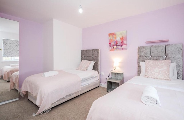 Spacious Stay I 5 BDR House with Modern Amenities I Parking I WiFi