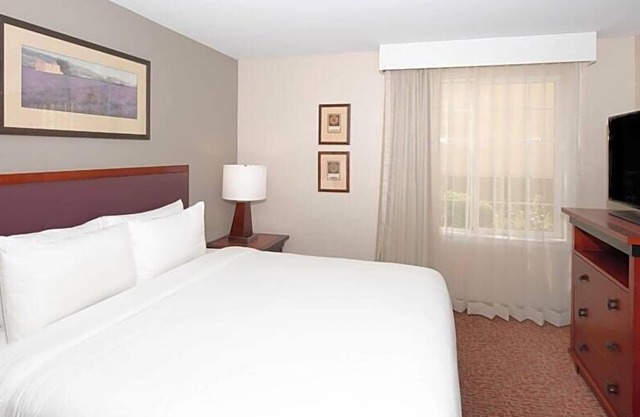 Spacious Suite – Kitchen, Living Area & Free SFO Shuttle