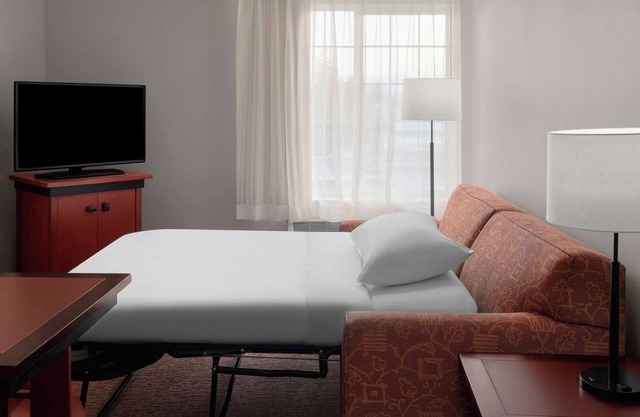 Spacious Suite w/Kitchen and Separate Living, Dining Area - Central Location