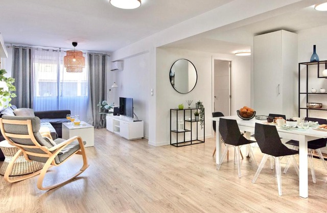 SPACIOUS, SUNNY FLAT BY CITY OF ARTS & SCIENCES